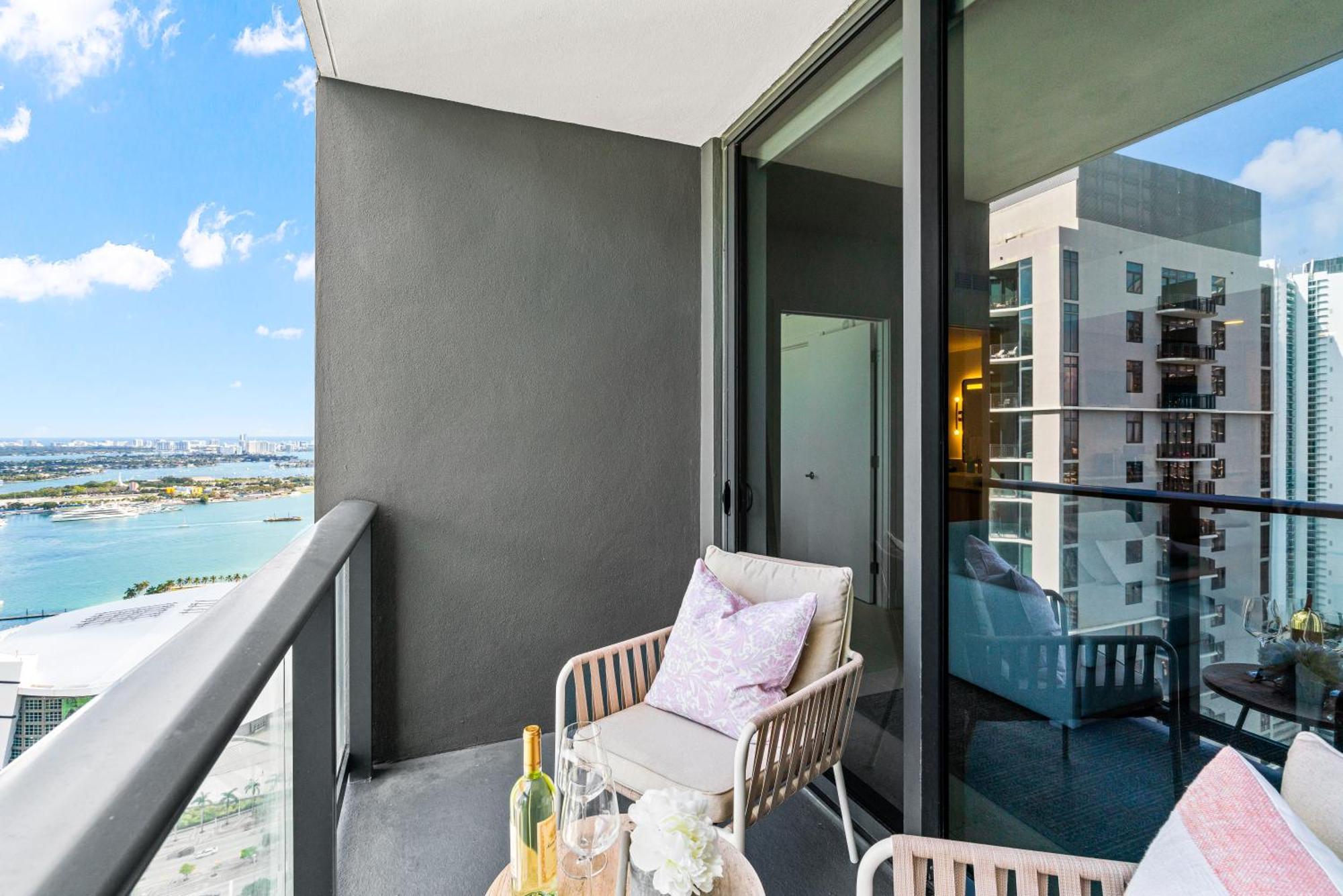 37th Floor - 1bdrm Unt Amazing View At Downtown *