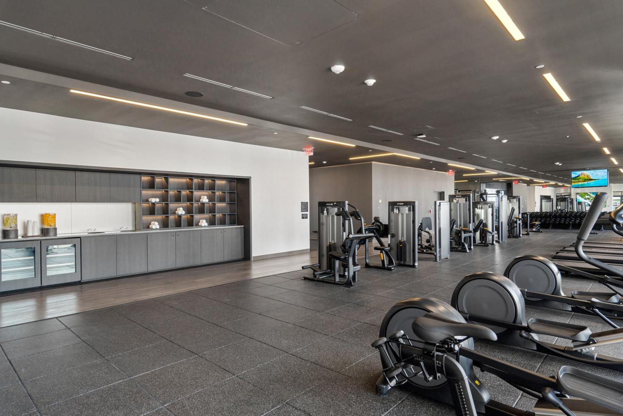 37th Floor - 1bdrm Unt Amazing View At Downtown *